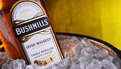 La Old Bushmills Distillery 1 Una bottiglia di whiskey Bushmills
