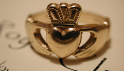 Anello di Claddagh tradizionale composto da due mani, un cuore e una corona