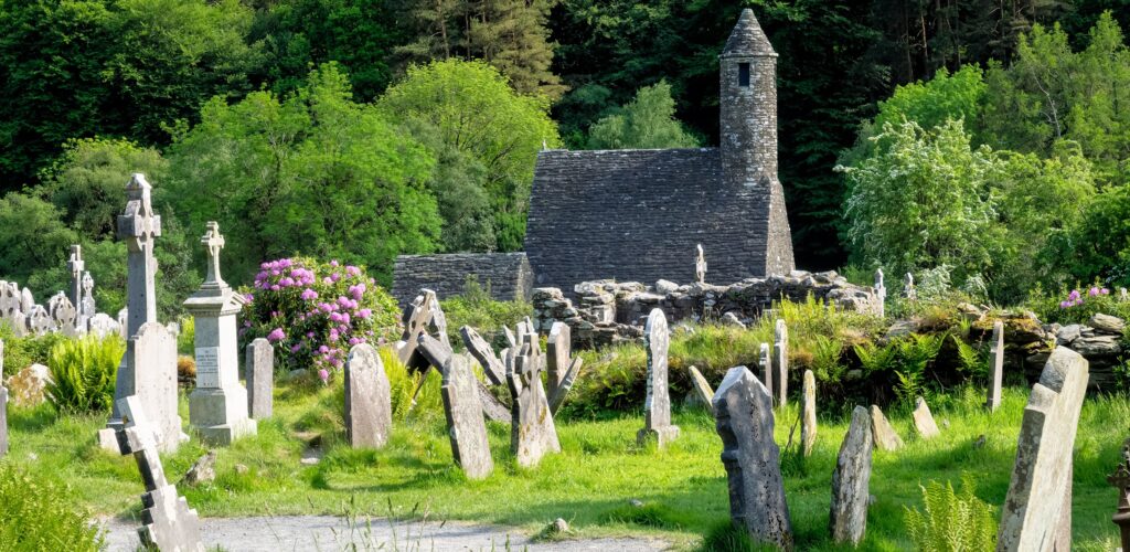 Glendalough: atti di vandalismo hanno spaccato una pietra vecchia di 1000 anni