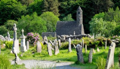 Rovine medievali e torre rotonda di Glendalough in Irlanda