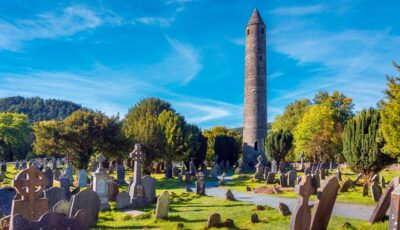 Torre rotonda e cimitero del sito monastico di Glendalough nei Wicklow