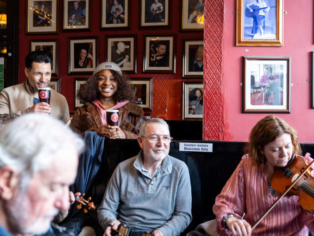 Un moment de craic dans un irish pub - © Fáilte Ireland