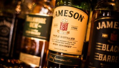 Bottiglia e bicchiere di whiskey Jameson, prodotto oggi a Midleton in Irlanda