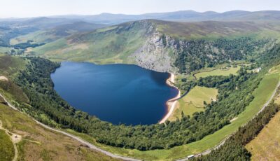 Lough Tay e Luggala Mountain vicino a Sally Gap nelle montagne di Wicklow
