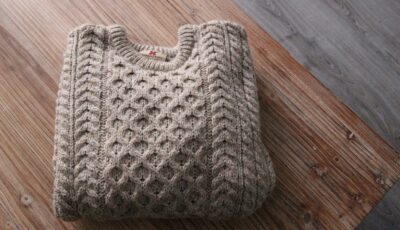 Tradizionale maglione irlandese di lana con motivi a trecce