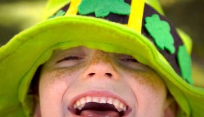 Partecipanti vestiti di verde durante le celebrazioni di San Patrizio