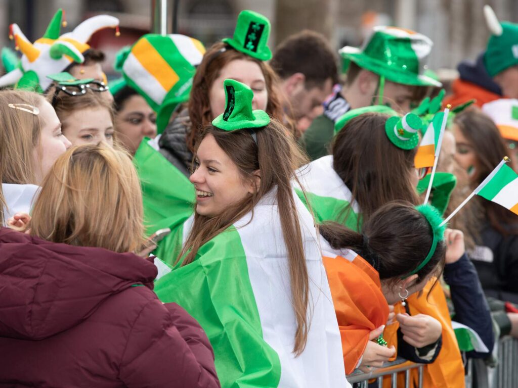 Des irlandais attendant la Grande Parade de Dublin - ©Allen Kiely