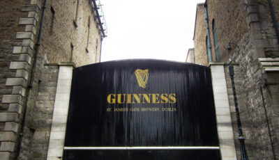 St James’s Gate, l’ingresso storico del birrificio Guinness a Dublino