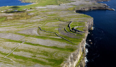 Mura in pietra di Dún Aonghasa di fronte all’oceano Atlantico su Inis Mór