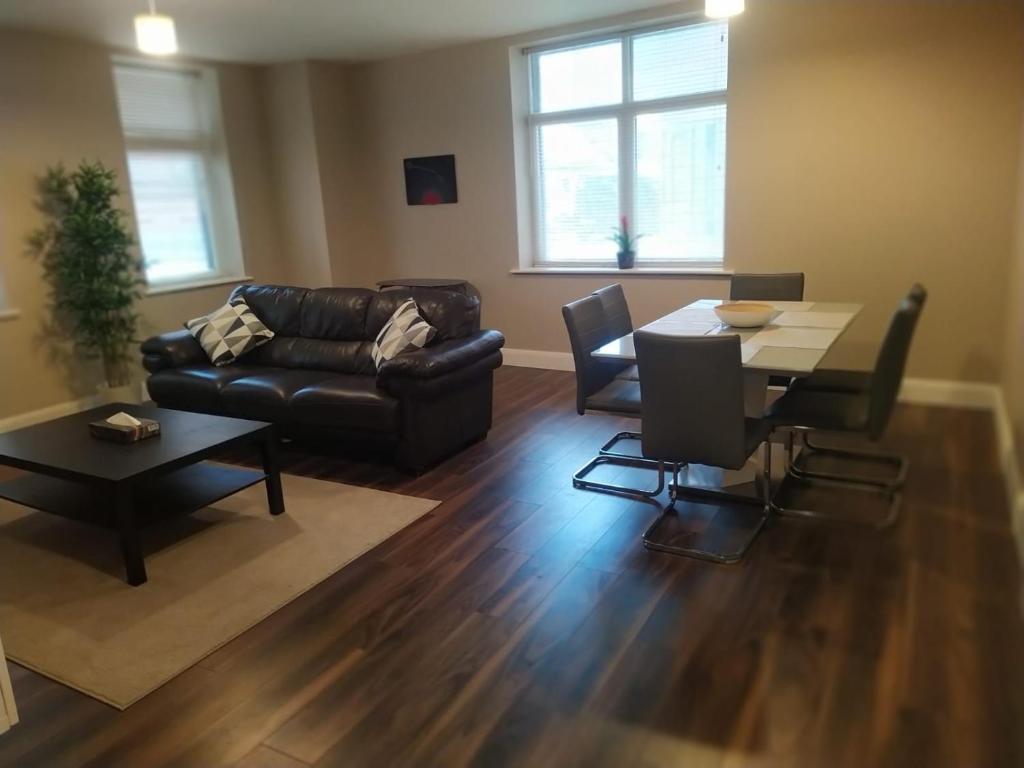 Spacious Two bedroom City apartment Longs Place