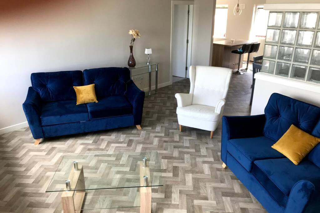 Stylish 3 Bed Apartment with Lough Atalia Views
