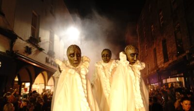 Artistes costumés de Macnas pendant la parade Port na bPúcaí à Galway en 2017