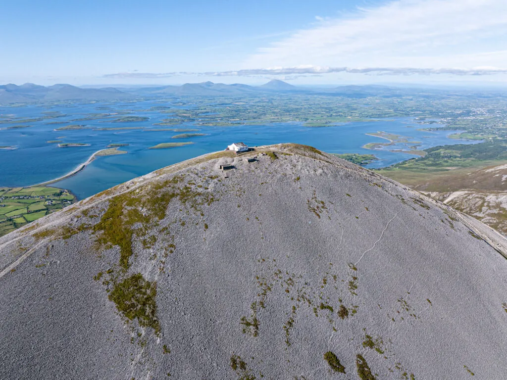 Vue aérienne de Croagh Patrick et de la Clew Bay - Big Stule Media - ©Failte Ireland