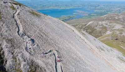 Croagh Patrick 1 Croagh Patrick che domina Clew Bay nella contea di Mayo - © Fáilte Ireland / Big Style Media
