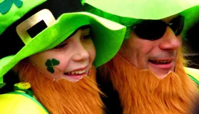 Partecipanti travestiti da leprechaun durante una festa irlandese