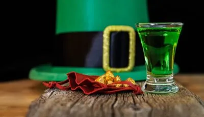 Cappello verde e scarpe con fibbia associati all’immagine moderna del leprechaun