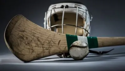 Hurley e attrezzatura utilizzati per praticare questo sport gaelico irlandese