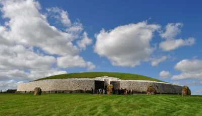 Newgrange 2 Il grande tumulo di Newgrange nella valle del Boyne