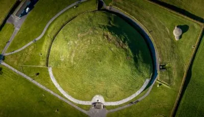 Newgrange 1 Veduta aerea del monumento neolitico di Newgrange