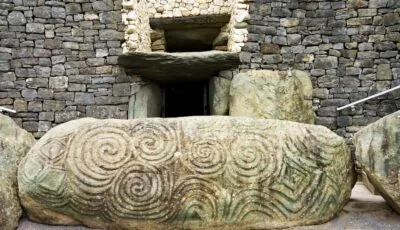 Newgrange 4 Ingresso e pietra incisa di Newgrange