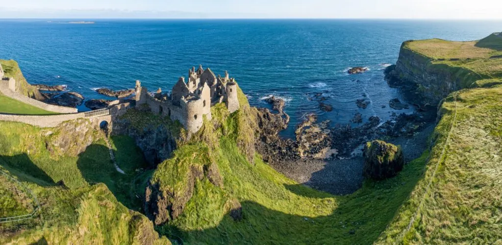 Come organizzare un viaggio combinato Francia-Irlanda senza spendere una fortuna?