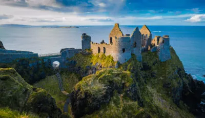 Rovine di Dunluce Castle sulle scogliere della contea di Antrim, in Irlanda del Nord