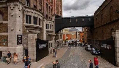 Facciata del Guinness Storehouse nel quartiere delle Liberties a Dublino