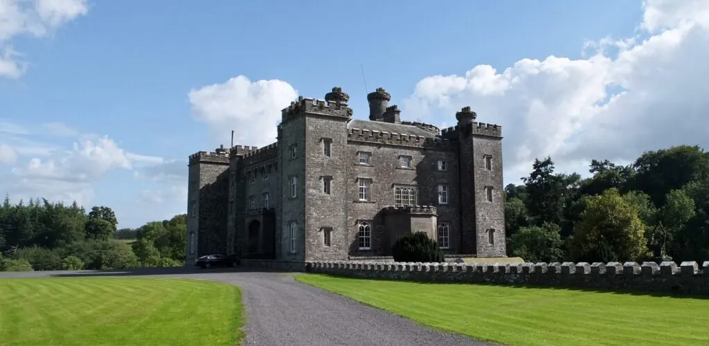 Slane Castle: il castello irlandese sotto i riflettori grazie al programma The Traitors Ireland