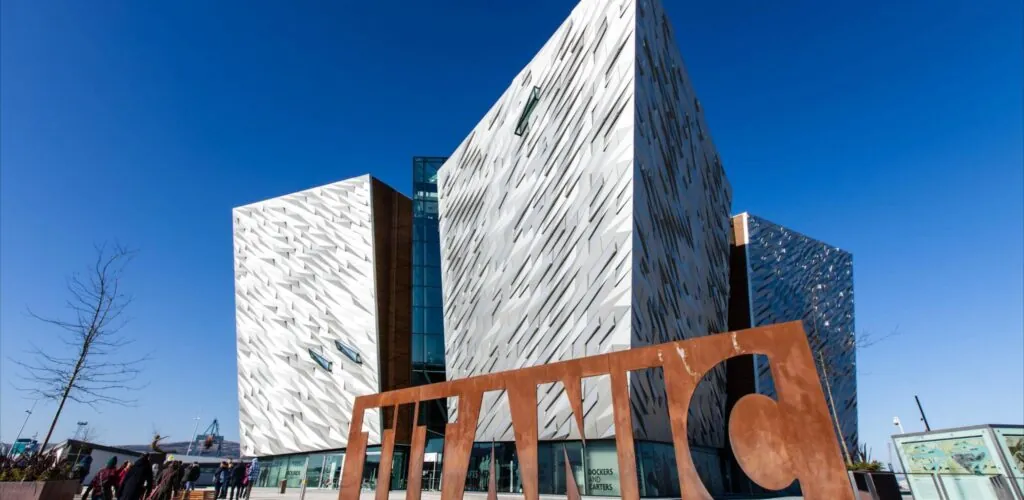 Titanic Belfast: la celebre Grande Scalinata svela il suo nuovo allestimento