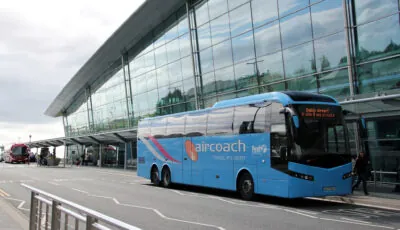 Dall’aeroporto di Dublino al centro città 2 Un pullman Aircoach davanti all’aeroporto di Dublino