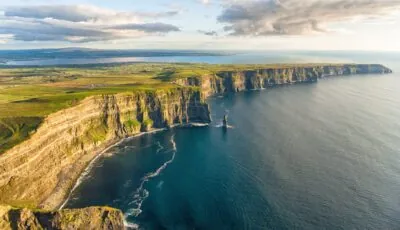 Pareti rocciose e uccelli marini alle Scogliere di Moher