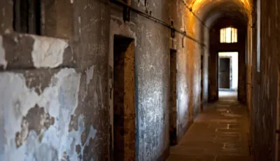 Corridoi e celle dell'antica prigione di Kilmainham Gaol a Dublino