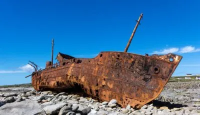 Relitto arrugginito del MV Plassy sugli scogli di Inis Oírr