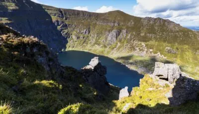 Il Coumshingaun Lough ai piedi delle pareti del suo circo glaciale, nelle Comeragh Mountains