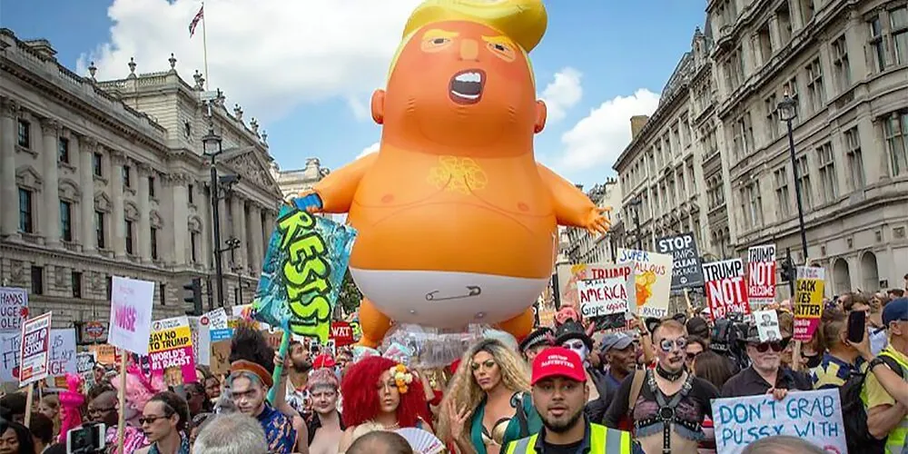 Visita di Trump in Irlanda: un pallone aerostatico a forma di baby Trump nel cielo di Dublino
