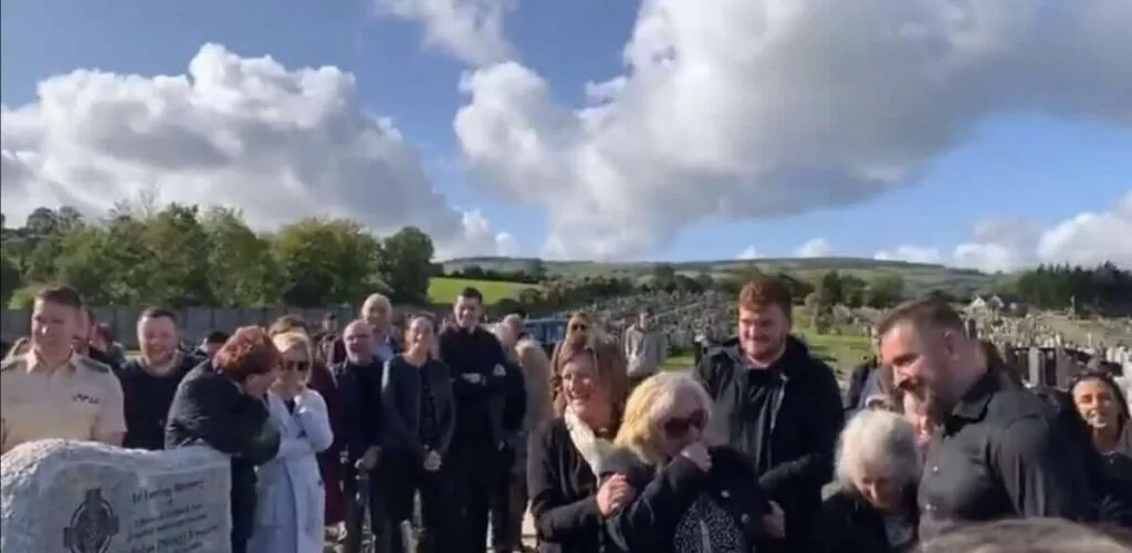 Un irlandese fa uno scherzo ai suoi cari durante il proprio funerale