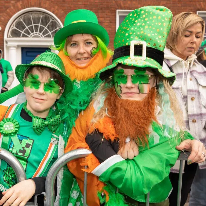 Des gens en vert à la Saint Patrick - ©Allen Kiely - Failte Ireland