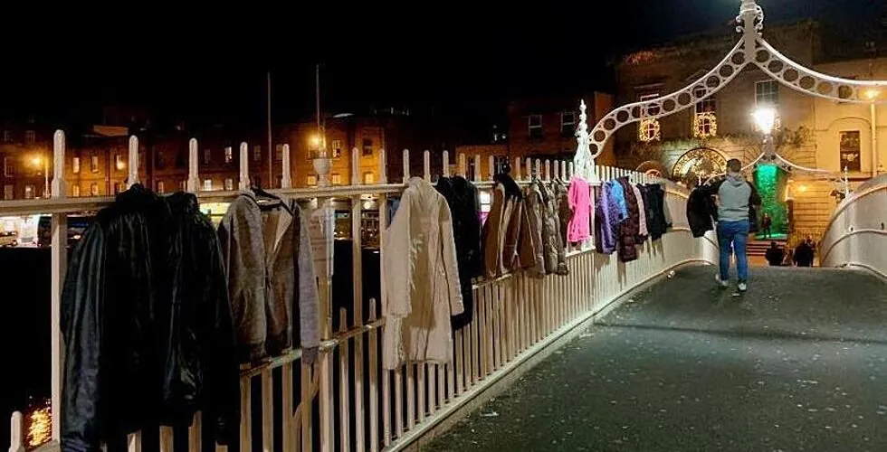 Dublino: abitanti appendono cappotti al ponte Ha’Penny Bridge per i senzatetto