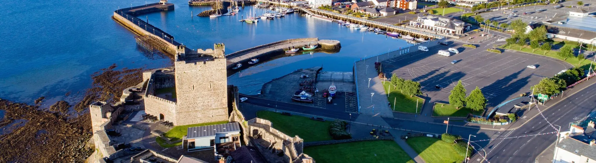 Vue aérienne sur Carrickfergus en Irlande - Krzysztof Nahlik