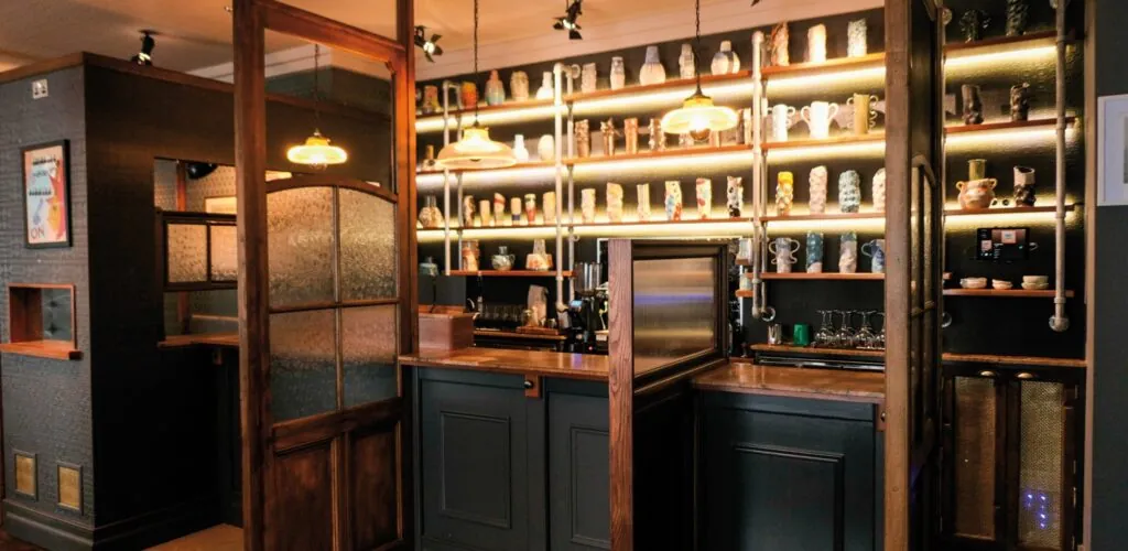 Covid-19 in Irlanda: un irish pub si reinventa come caffè e riapre le sue porte