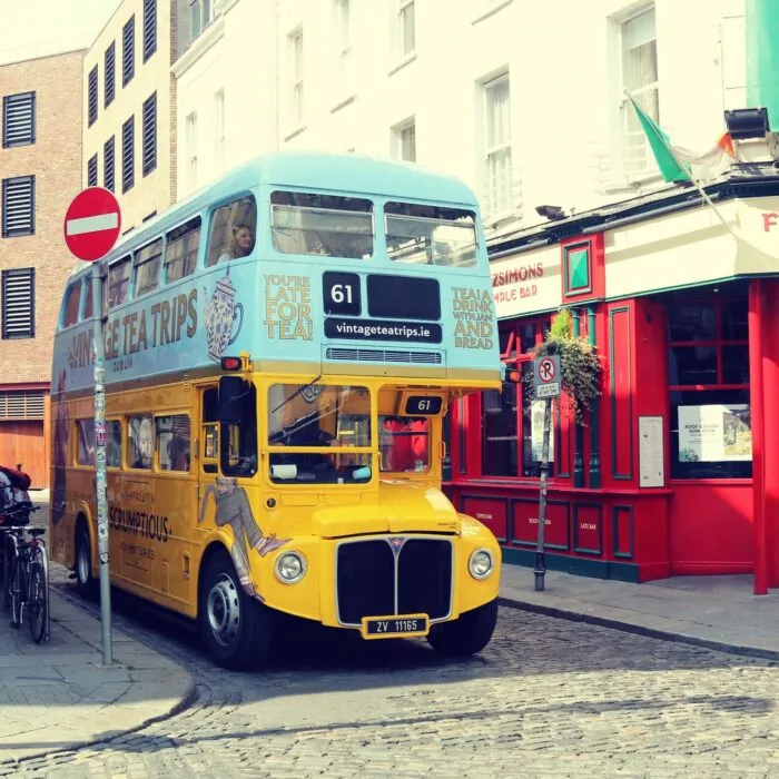 Un bus Vintage Tea Trips à Dublin - Cityswift - cc