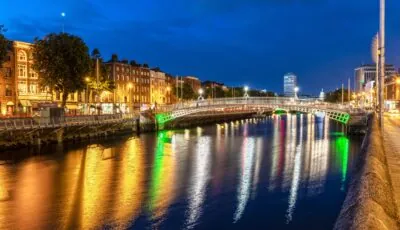 L’Ha’penny Bridge 1 Ha’penny Bridge, celebre ponte pedonale di Dublino sopra il Liffey
