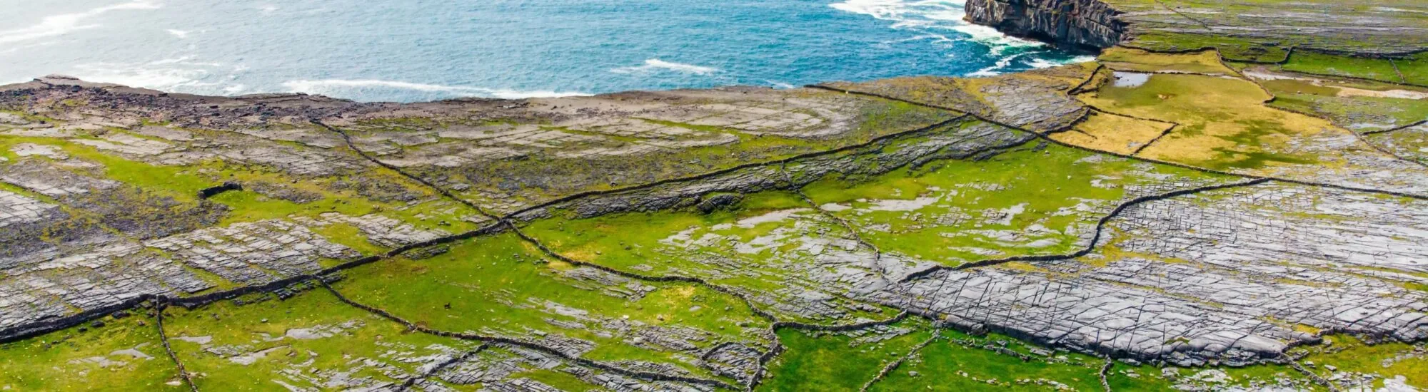Perché ci sono così tanti muri in pietra in Irlanda?