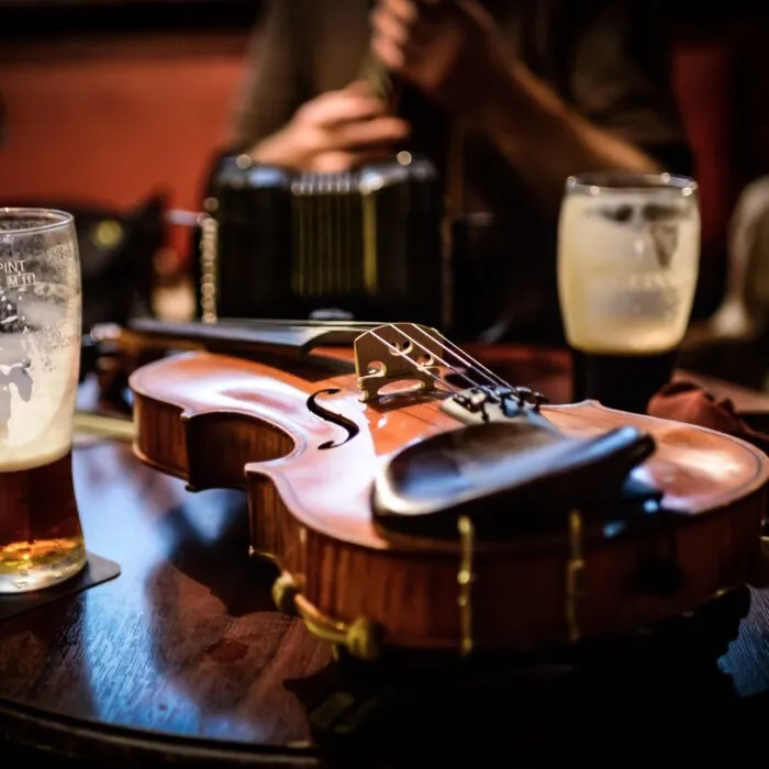 Un fiddle dans un irish pub © dermot