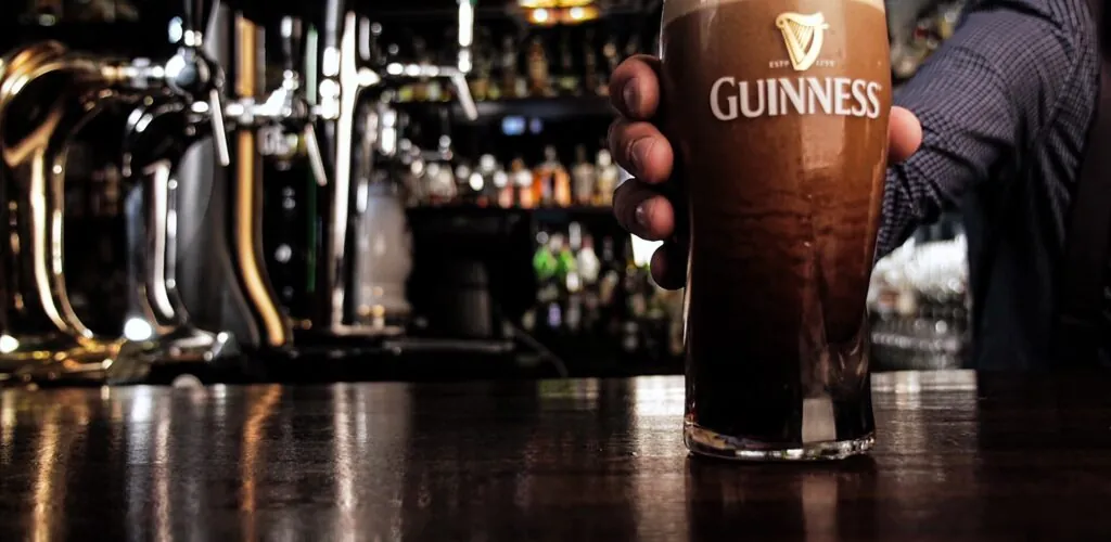 Galway: un irish pub offre pinte di Guinness gratuite, a patto di vincere una sfida piuttosto ardua