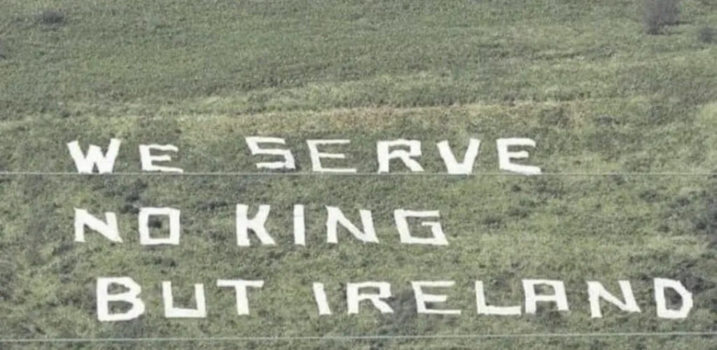 Belfast: nordirlandesi protestano contro l’incoronazione di Carlo III con un messaggio in lettere giganti