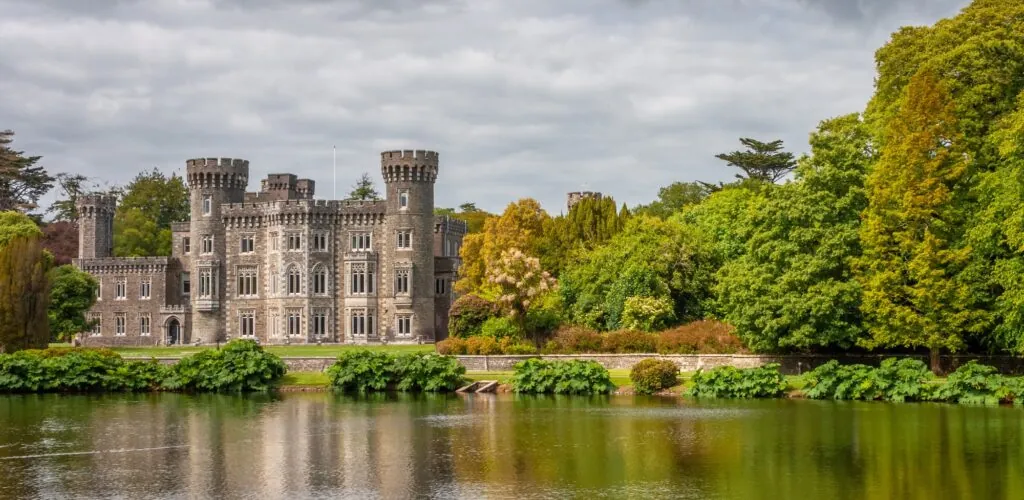 Irlanda: una stanza segreta di 800 anni scoperta nel castello di Johnstown