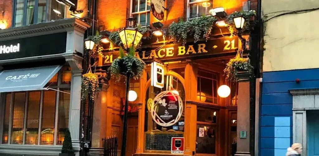 Dublino: il pub irlandese «The Palace Bar» celebra i suoi 200 anni di storia!