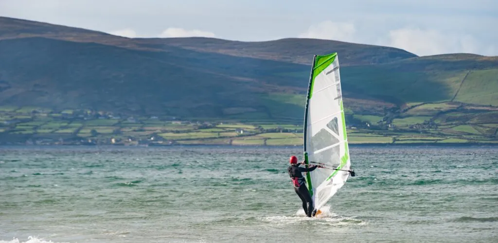 Le 6 migliori destinazioni per il windsurf in Irlanda
