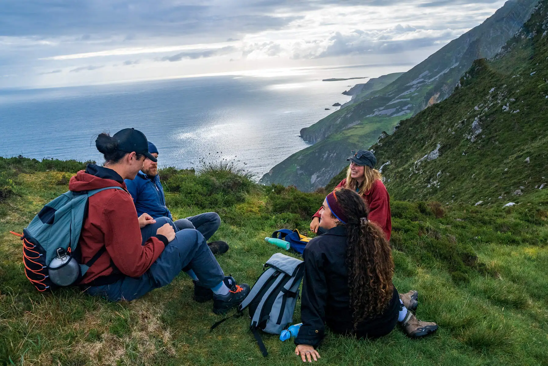 Escursionisti davanti a Slieve League - © Big Style Media - Fáilte Ireland